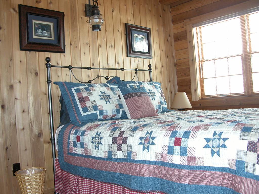 Montana Spirit Guest Lodge Cliff Lake Room photo